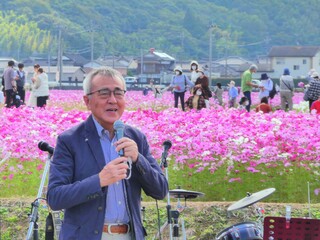 来場者にあいさつをする奥塚市長