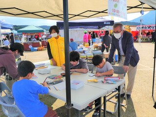 缶バッジづくりを見学する奥塚市長