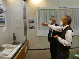 渋沢栄一記念館で説明を受ける奥塚市長