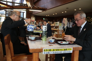 新そばを試食する奥塚市長