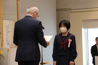 最優秀賞の表彰状を読み上げる奥塚市長