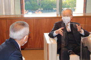 歓談する新貝氏と奥塚市長