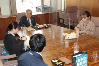 新採用職員の自己紹介を聞く奥塚市長