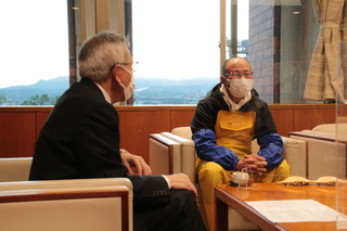 奥塚市長（写真左）に報告する佐藤さん