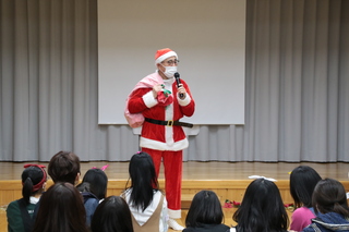 清浄園で子どもたちに話す奥塚市長