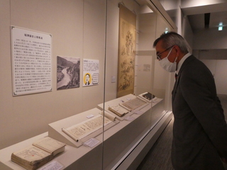 展示を観覧する奥塚市長