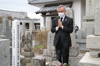 法要に参加する奥塚市長