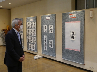 小学四年生の最優秀を見る奥塚市長