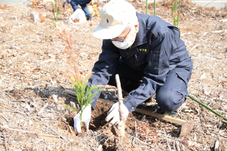 植樹する奥塚市長