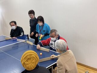 卓球バレーに参加する奥塚市長