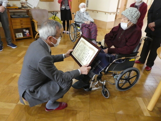 お祝い状を渡す奥塚市長