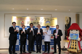 記念写真（奥塚市長は写真左から4番目）