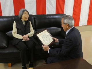 お祝い状を渡す奥塚市長