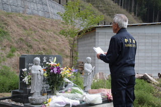 参拝する奥塚市長