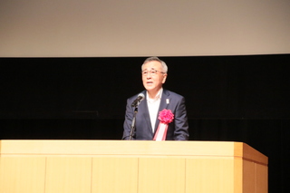 祝辞を述べる奥塚市長