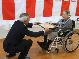 お祝い状を渡す奥塚市長