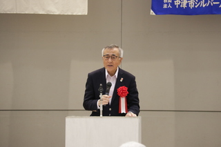 あいさつする奥塚市長