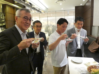 特別メニューを試食する奥塚市長ら