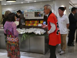 来店者にPRする奥塚市長