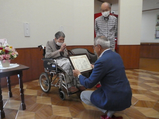 お祝い状を読み上げる奥塚市長