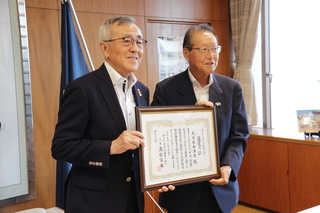 認定証を渡した髙松会長と受け取った奥塚市長