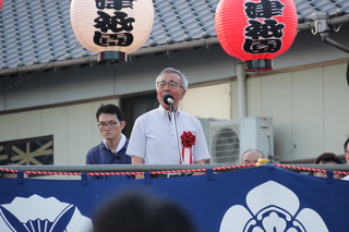 あいさつをする奥塚市長