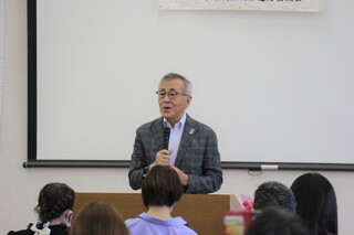 あいさつをする奥塚市長