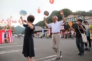 みなさんと一緒に踊る奥塚市長