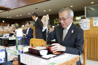 新そばを味わう奥塚市長