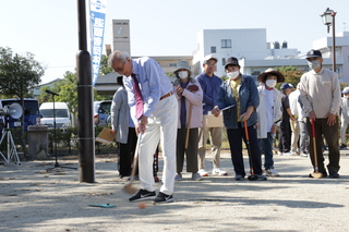 始球式で球を打つ奥塚市長