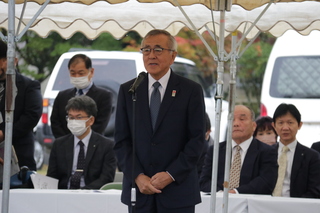 あいさつする奥塚市長