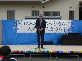 あいさつする奥塚市長