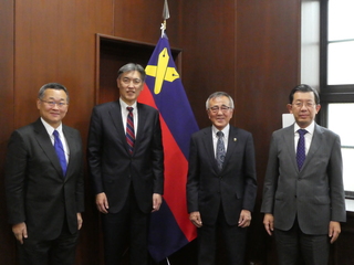 伊藤塾長、常任理事のお二人と記念写真