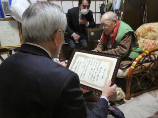 お祝い状を渡す奥塚市長