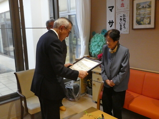 お祝い状を渡す奥塚市長