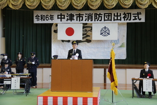 あいさつをする奥塚市長