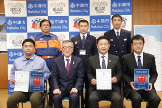 記念写真（奥塚市長は写真前列左から2番目）
