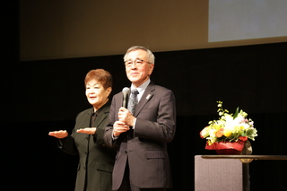 あいさつする奥塚市長