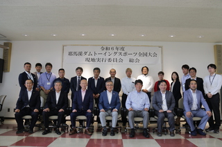 集合写真（奥塚市長は写真前列中央）
