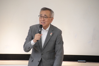 あいさつをする奥塚市長