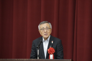 あいさつをする奥塚市長