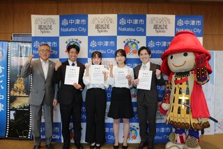 記念写真（奥塚市長は写真左）