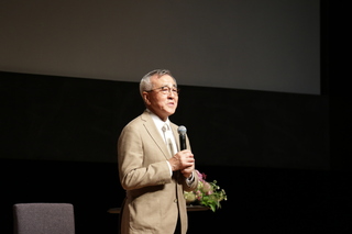 あいさつする奥塚市長