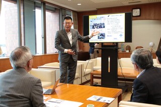 増設報告を行う東栄工業所の代表取締役社長