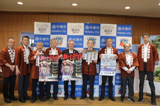 記念写真（奥塚市長は写真中央）