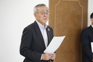 あいさつする奥塚市長
