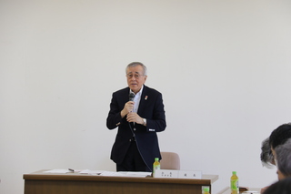 あいさつする奥塚市長