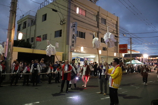 音頭棒を振る奥塚市長