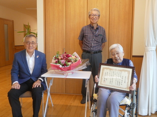 お祝い状を渡す奥塚市長