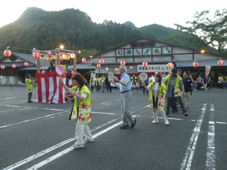 盆踊りの様子